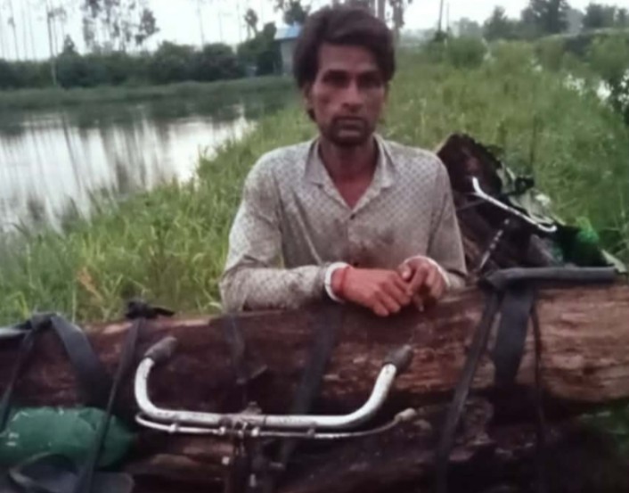 पर्सागढि बाट हत्कडीसहित काठ तस्कर फरार