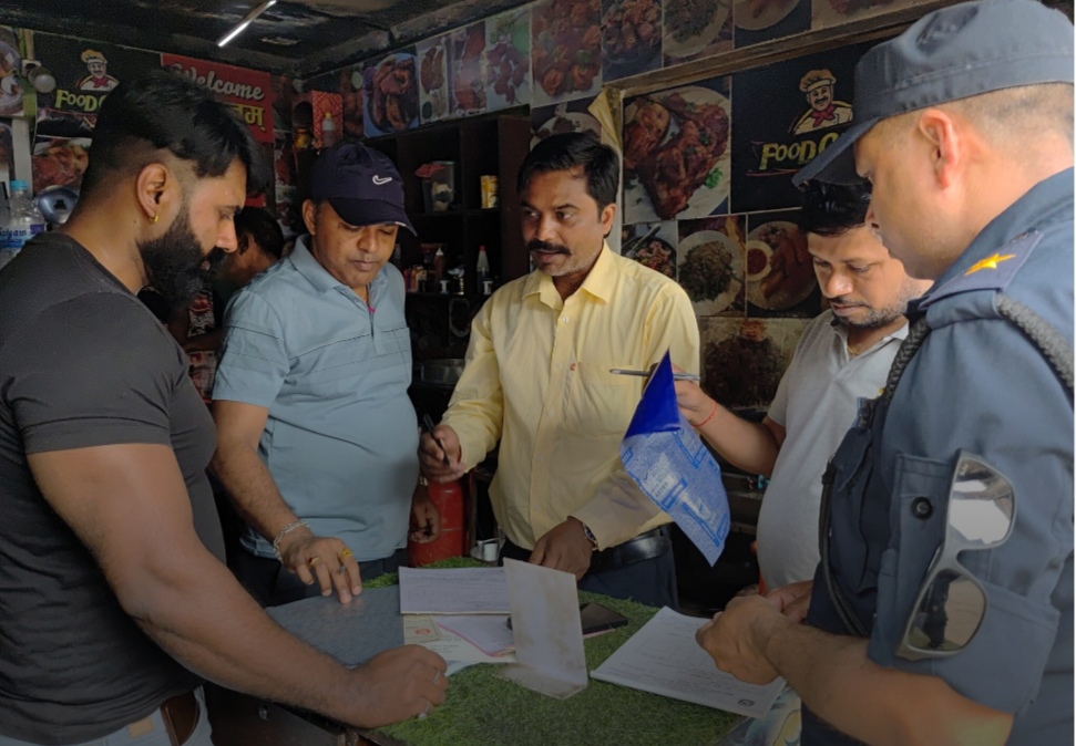 बिरगंजमा बजार अनुगमन कडाइ: सरसफाइ र मापदण्ड उल्लंघन गर्ने ४ पसललाई २५ हजार जरिवाना