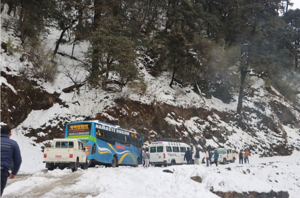 भारी हिमपातका कारण मध्यपहाडी लोकमार्ग अवरूद्ध
