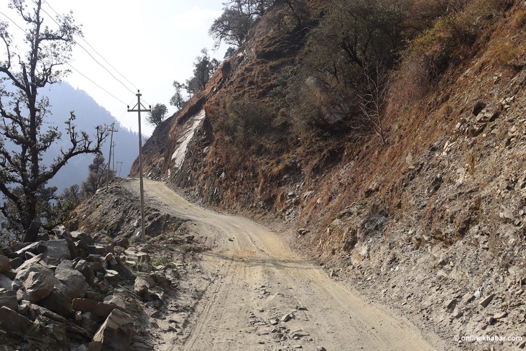 मार्तडी-कोल्टी सडक कालोपत्रको काम अलपत्र, ठेकेदारले काम नगर्दा बर्सेनि करोडौं फ्रिज