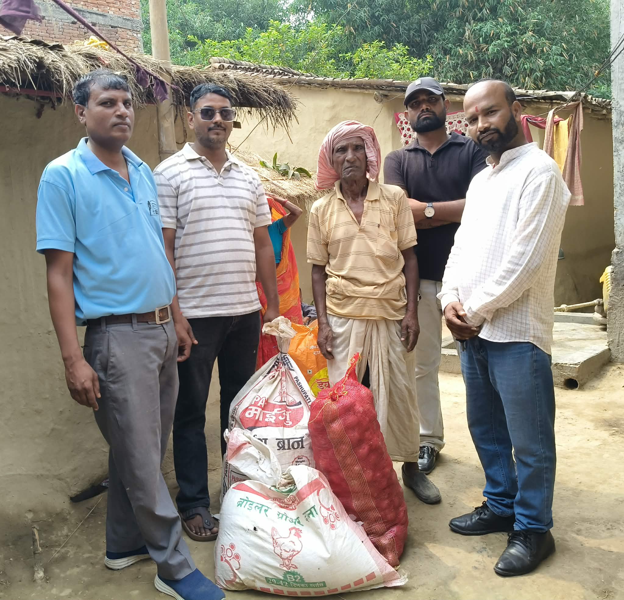 भवानीपुर का कुर्मी परिवारको विवाहमा कानु युथको सहयोग, २५ हजार बराबरको खाद्य सामग्री हस्तान्तरण
