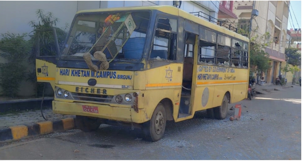 हरि खेतान क्याम्पसमा परीक्षा स्थगित भएपछि तनाव, बसमा तोडफोड