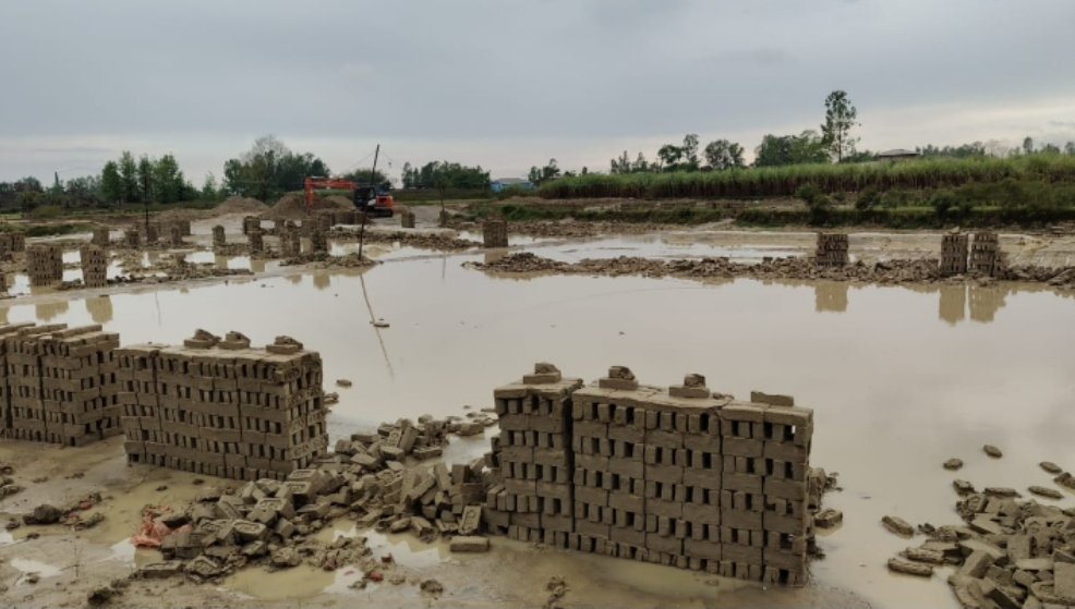 रौतहटमा वर्षा र हावाहुरीको वितण्डा : चार करोड बराबरको काँचो इँट्टा नष्ट, व्यवसायी मारमा