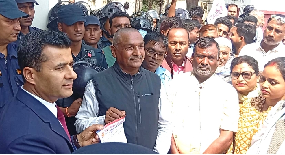 पर्सामा एमालेद्वारा ओली–लेखक पक्राउको विरोधमा ज्ञापन पत्र 