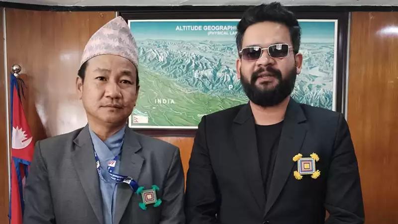 सम्पत्ति विवरण सार्वजनिक भएपछि हर्कको व्यंग्य: “जनतासँग लसुन छैन, नेतासँग सुन नै सुन”वीरगंज । हिजो प्रधानमन्त्री र मन्त्रीहरूको सम्पत्ति विवरण सार्वजनिक भएपछि देशभर राजनीतिक बहस चर्किएको छ।  सार्वजनिक विवरणमा नेताहरूको सम्पत्ति, बचत तथा लगानीसम्बन्धी विवर