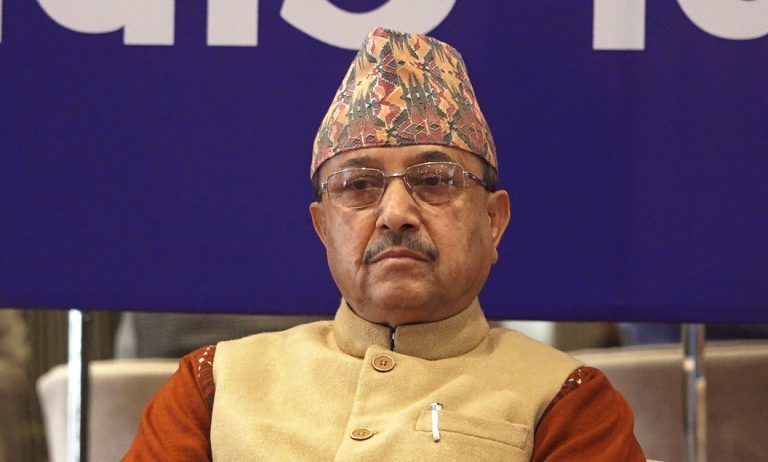 पूर्णबहादुर खड्काद्वारा निवर्तमान पदाधिकारी र केन्द्रीय सदस्यहरूको बैठक आह्वान